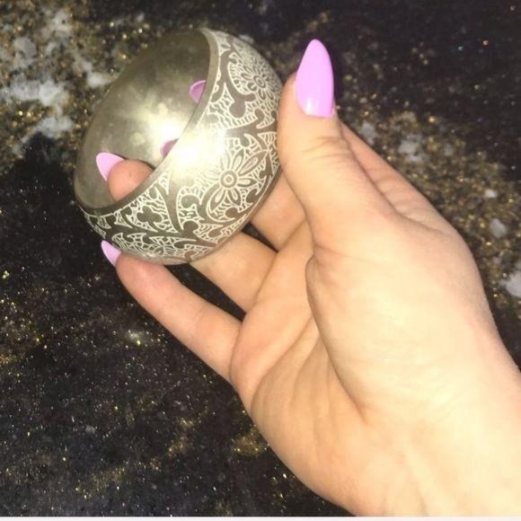 Vintage Floral Etched Bangle Bracelet - Picture 3 of 7